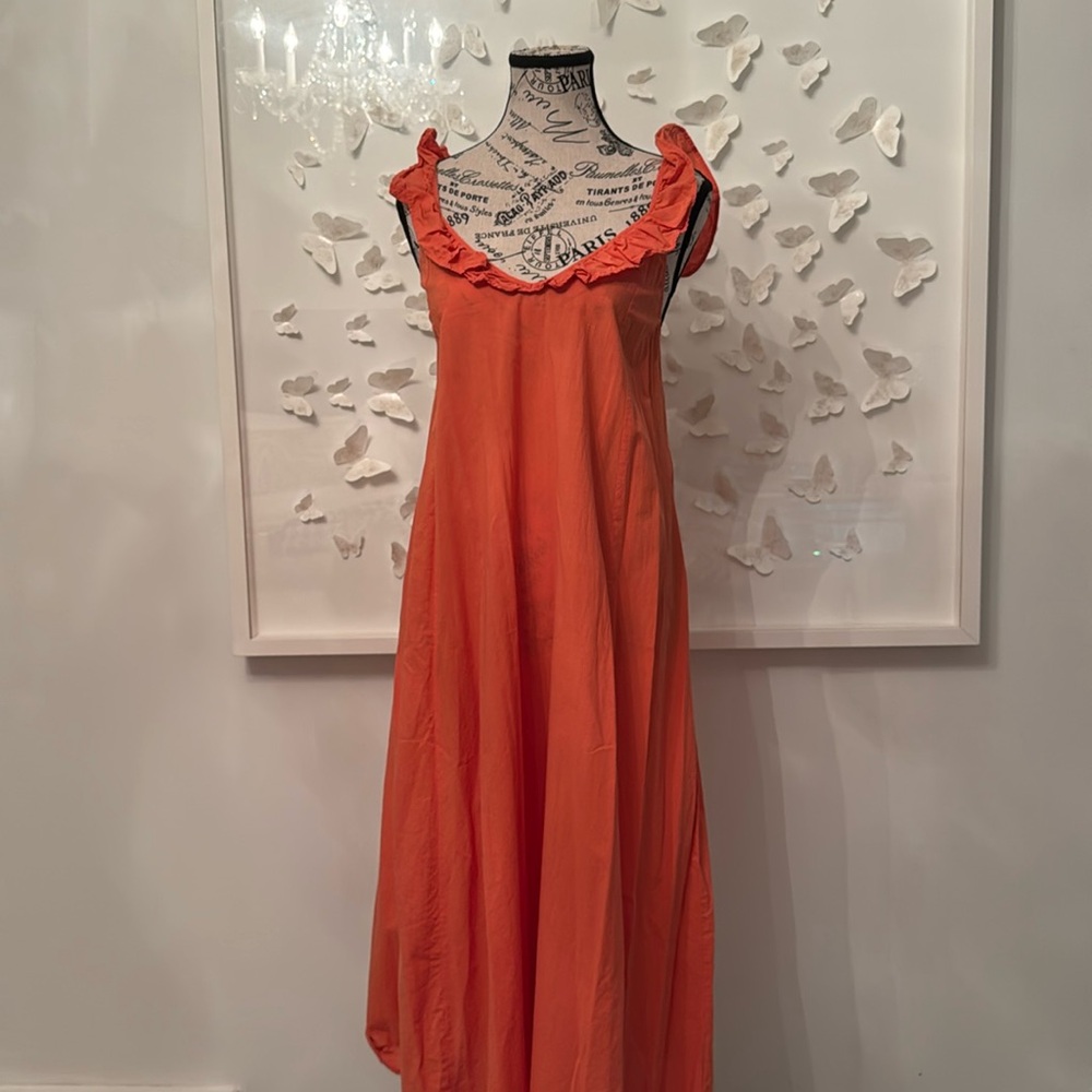 Casual summer dress with front v neck and ruffles.